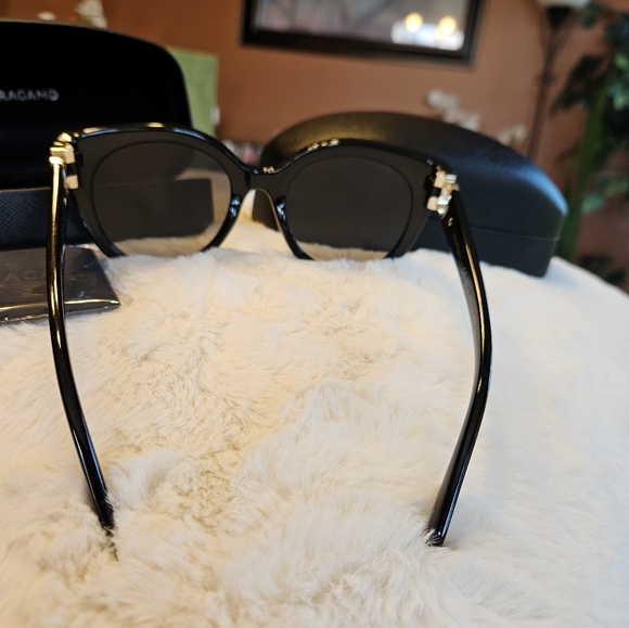 Salvatore Ferragamo SF1031S-001 53mm - Picture 10 of 12